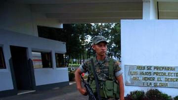 Un soldado vigila la entrada de la Segunda Brigada de Policía Militar, una nueva base que fue instalada  ayer,  por el Gobierno de Guatemala., que planea instalar nueve más.