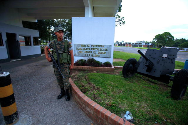Un soldado vigila la entrada de la Segunda Brigada de Policía Militar, una nueva base que fue instalada  ayer,  por el Gobierno de Guatemala., que planea instalar nueve más.
