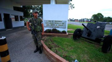 Un soldado vigila la entrada de la Segunda Brigada de Policía Militar, una nueva base que fue instalada  ayer,  por el Gobierno de Guatemala., que planea instalar nueve más.