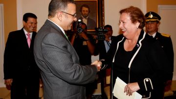 La embajadora interina de EEUU Mari Carmen Aponte, cuando saludaba al presidente de El Salvador Mauricio Funes, en 2010.