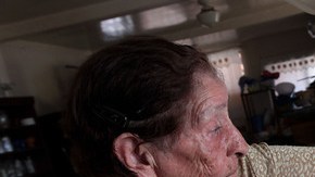 Meza cuenta que a su padre le destrozaron la cabeza por ayudar a los  sacerdotes.