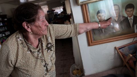 Meza cuenta que a su padre le destrozaron la cabeza por ayudar a los sacerdotes.
