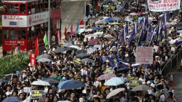 Miles de manifestantes pro-democracia marchan por las calles de Hong Kong, China.