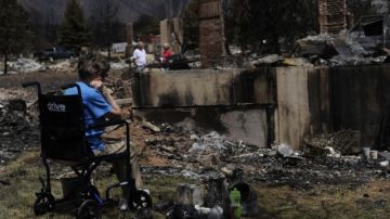 Lauretta Anzalone, de 80 años, mira lo que queda de su casa en Mountain Shadows, Colorado Springs, después incendio.