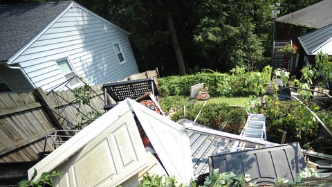 David Fetchko revisa los daños  que causó la tempestad al departamento de su novia en Richmond, VA.