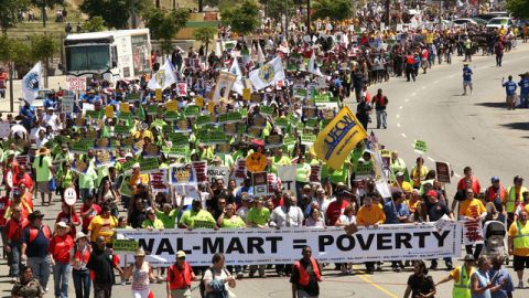 En una manifestación  histórica, miles de personas marcharon ayer por el barrio de Chinatown contra la gigantesca  cadena de tiendas..