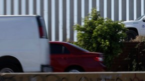 Un auto patrullero se desplaza   a toda velocidad en el área correspondiente a lo largo de la frontera de EEUU-México.