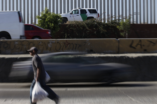 Un auto patrullero se desplaza   a toda velocidad en el área correspondiente a lo largo de la frontera de EEUU-México.
