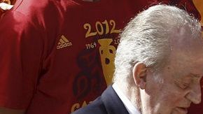 El Rey, el seleccionador, Vicente del Bosque (c), y el capitán de la selección, Iker Casillas (d), durante la recepción ofrecida en el Palacio de la Zarzuela a la selección de futbol de España.