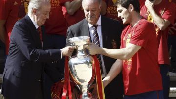 El Rey, el seleccionador, Vicente del Bosque (c), y el capitán de la selección, Iker Casillas (d), durante la recepción ofrecida en el Palacio de la Zarzuela a la selección de futbol de España.