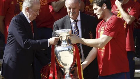 El Rey, el seleccionador, Vicente del Bosque (c), y el capitán de la selección, Iker Casillas (d), durante la recepción ofrecida en el Palacio de la Zarzuela a la selección de futbol de España.