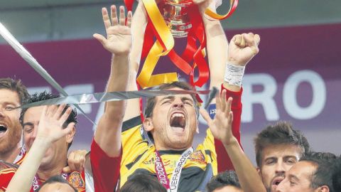 Iker Casillas, capitán de España, presume al mundo el trofeo de la Euro 2012 en Kiev.
