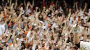 Buster Posey celebra después del cruzar el home con la carrera del triunfo impulsado por el batazo decisivo del boricua Ángel Pagán.