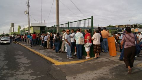 Una multitud de electores acuden a votar en Reynosa. 'Nos piden el voto', dice alguien, 'pero mañana no tiene validez'.