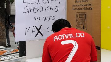 Dos compromisos, la EuroCopa y la elección mexicana. En California, se organizaron a lo largo del estado elecciones simbólicas de Presidente de México.