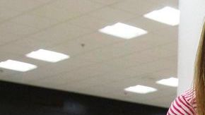 Una mujer se prepara para viajar por vacaciones.