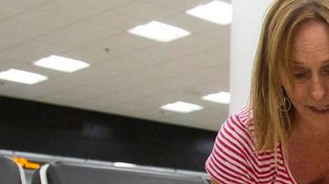 Una mujer se prepara para viajar por vacaciones.