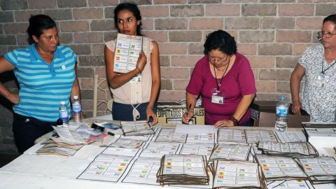 Funcionarios cuentan votos en México.