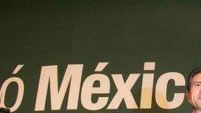 Enrique Peña Nieto al comenzar a celebrar la victoria anoche, mientras en la parte de atrás se observa a su esposa, la actriz Angélica "La Gaviota" Rivera y sus hijas.