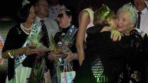 La reina Hava Hershkovitz, a la extrema derecha recibiendo un abrazo, quiere que otros conozcan la historia del genocidio.