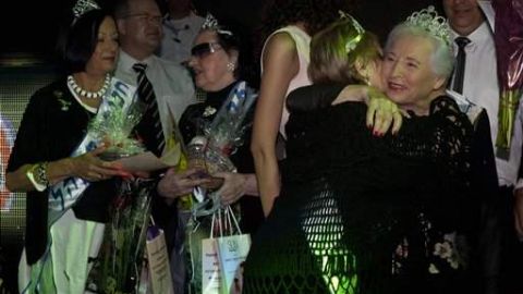 La reina Hava Hershkovitz, a la extrema derecha recibiendo un abrazo, quiere que otros conozcan la historia del genocidio.