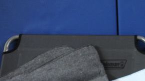 Marcia McCloud descansa junto a su nieta Makayla Milton en un refugio provisto por la Cruz Roja en Lynchburg, Virginia.