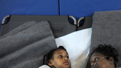 Marcia McCloud descansa junto a su nieta Makayla Milton en un refugio provisto por la Cruz Roja en Lynchburg, Virginia.