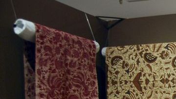 Vista de la exposición de la colección de batiks recopilada por la madre de Barack Obama, Ann Dunham.