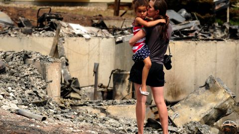 Melissa Mgana, con su hija, y lo que fuera su hogar en Colorado.