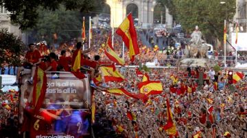 La selección española de futbol celebró ayer por las calles de Madrid.