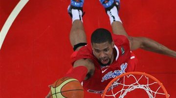 Nathan Peavy encesta clavando frente a los asiáticos.