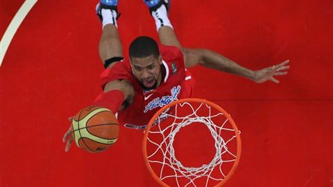 Nathan Peavy encesta clavando frente a los asiáticos.