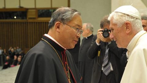 El arzobispo Católico Romano, Yeom Soo-jung (i), nuevo líder de la arquidiócesis de Seúl (Corea del Sur) reunido con el Papa.