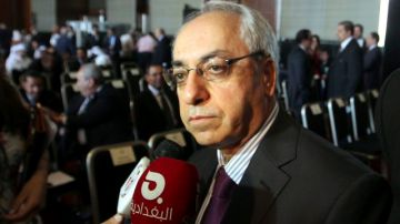 El líder del grupo opositor Consejo Nacional Sirio (CNS), Abdel Baset Sida, habla  previo a la sesión  de reunión  árabe, en El Cairo.