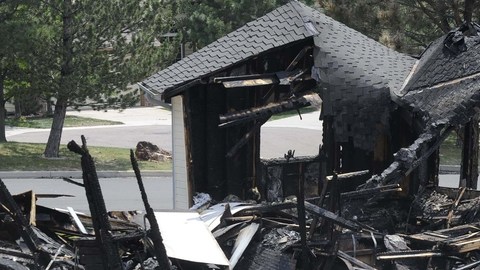 Restos de  casa destruida por el fuego en el estado de Colorado.