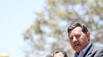 Javier Rivas se encontraba entre los activistas que se reunieron  ayer en la Placita Olvera para informar sobre los comicios.