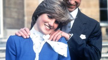 El Príncipe Charles y Lady Diana Spencer tras anunciar su compromiso en 1981.