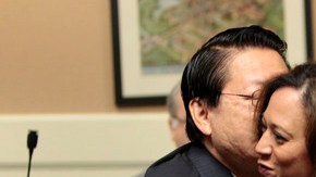 El proyecto de ley para beneficiar a los propietarios en apuros estuvo apoyado por la procuradora Kamala Harris (centro).