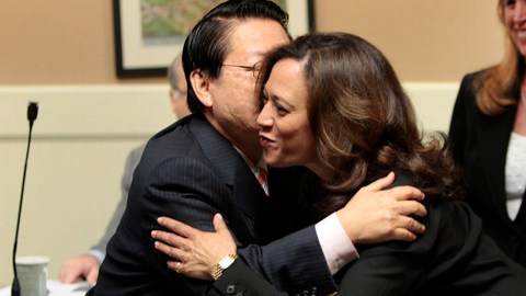 El proyecto de ley para beneficiar a los propietarios en apuros estuvo apoyado por la procuradora Kamala Harris (centro).