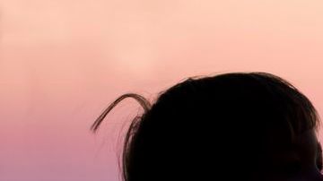 Los peligros del uso de fuegos artificiales incluyen heridas en los ojos, dedos y manos.