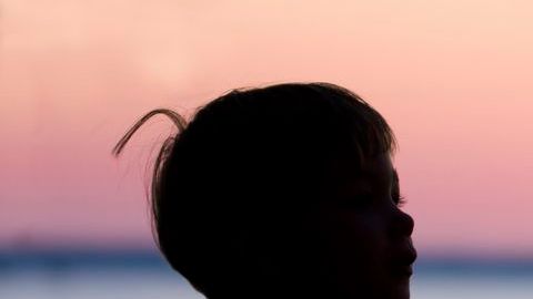 Los peligros del uso de fuegos artificiales incluyen heridas en los ojos, dedos y manos.