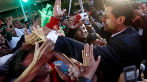 Peña Nieto saluda a sus correligionarios en la madrugada del lunes tras anunciarse su  ventaja en los resultados rápidos del IFE.