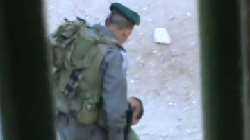 En el vídeo (que aparece en la página www.btselem.org/video/201200629_soldier_kicks_boy) se ve cómo un soldado agarra con fuerza al menor y le dice- "¿Por qué estás armando follón?”, mientras el pequeño grita.