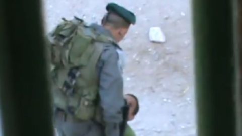 En el vídeo (que aparece en la página www.btselem.org/video/201200629_soldier_kicks_boy) se ve cómo un soldado agarra con fuerza al menor y le dice- "¿Por qué estás armando follón?”, mientras el pequeño grita.
