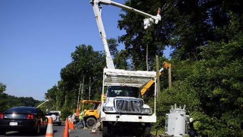 Empleados de electricidad trabajan restaurando los cables en Springfield, Virginia.