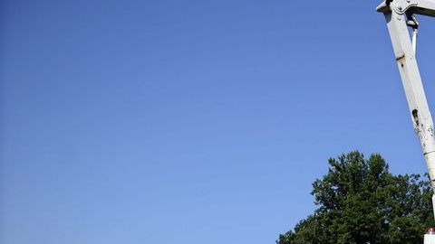 Trabajadores reparan los cables de luz en uno de los estados afectados por las tormentas.