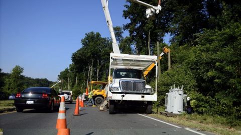 Trabajadores reparan los cables de luz en uno de los estados afectados por las tormentas.