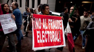 Manifestantes protestaron después de conocerse los resultados que dan al PRI como el partido ganador de la elección presidencial en México.