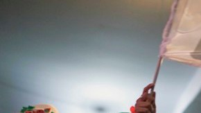 Seguidores de Enrique Peña Nieto y el PRI enarbolan sus banderas partidistas al conocerse el virtual triunfo de su candidato.