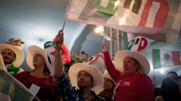 Seguidores de Enrique Peña Nieto y el PRI enarbolan sus banderas partidistas al conocerse el virtual triunfo de su candidato.